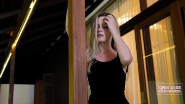 Красивый секс в бассейне с очаровательной русской блондинкой