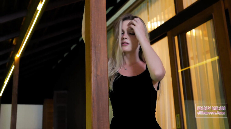 Красивый секс в бассейне с очаровательной русской блондинкой