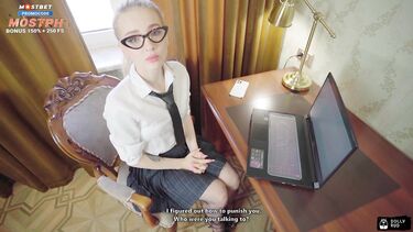 Секретарша в колготках болтает с парнем по телефону трахаясь с начальником