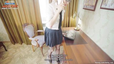 Секретарша в колготках болтает с парнем по телефону трахаясь с начальником