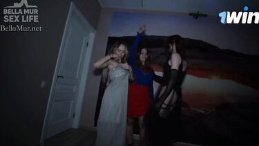 Три пьяные подруги лижут пёзды на костюмированной вечеринке