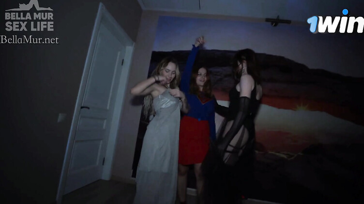 Три пьяные подруги лижут пёзды на костюмированной вечеринке