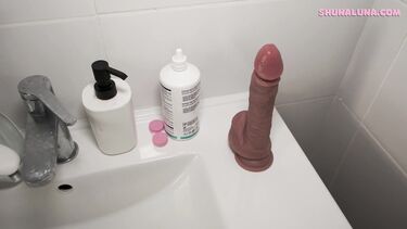 Miss Driada: Сводный брат нашел в ванной дилдо сестры и предложил ей свой хуй