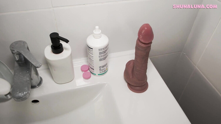 Стоны: Сводный брат нашел в ванной дилдо сестры и предложил ей свой хуй