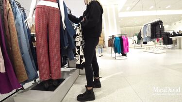 Русская блондинка делает рискованный минет в примерочной магазина