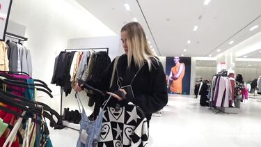 Русская блондинка делает рискованный минет в примерочной магазина