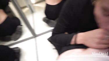 Русская блондинка делает рискованный минет в примерочной магазина