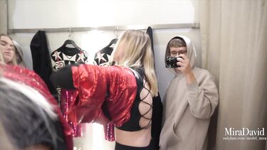 Русская блондинка делает рискованный минет в примерочной магазина