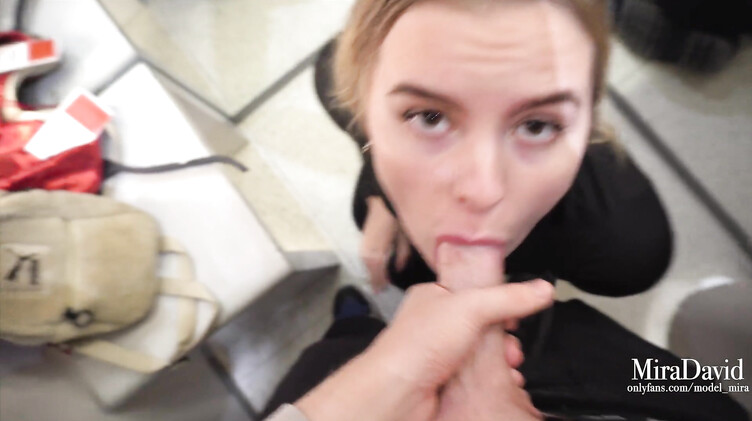 Русская блондинка делает рискованный минет в примерочной магазина