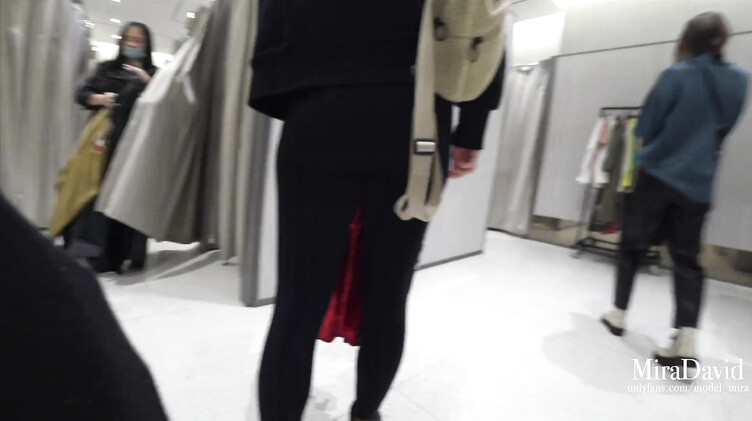 В одежде: Русская блондинка делает рискованный минет в примерочной магазина