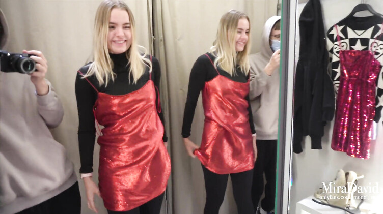 Русская блондинка делает рискованный минет в примерочной магазина