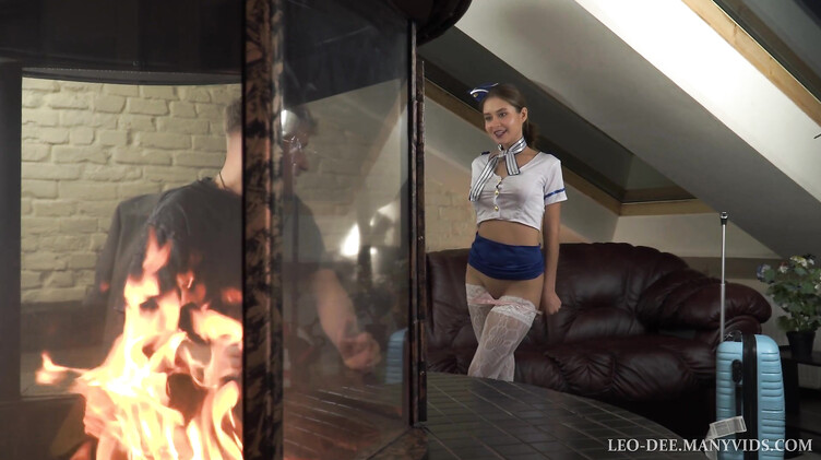 Стюардесса сочно сосет и извивается на хую, соблазнив на измену женатого