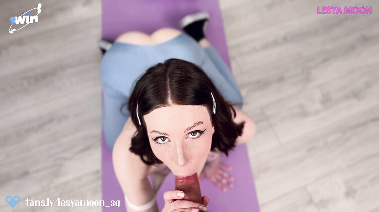 Чувак со стояком прибежал на звук рвущихся лосин своей девушки