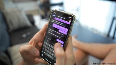 В шортах: Сводная сестра застукала за дрочкой и позволила мне кончить на ее большие сиськи