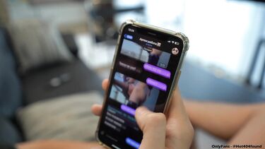 Сводная сестра застукала за дрочкой и позволила мне кончить на ее большие сиськи