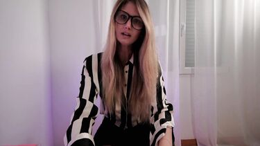 Русская психолог в чулках показывает мастер-класс по подготовке к первому аналу