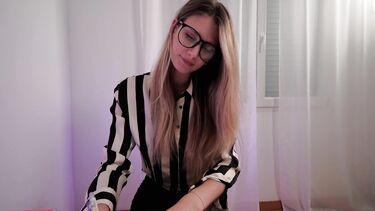 Русская психолог в чулках показывает мастер-класс по подготовке к первому аналу