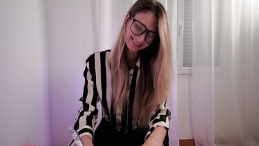 Русская психолог в чулках показывает мастер-класс по подготовке к первому аналу