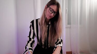 Русская психолог в чулках показывает мастер-класс по подготовке к первому аналу