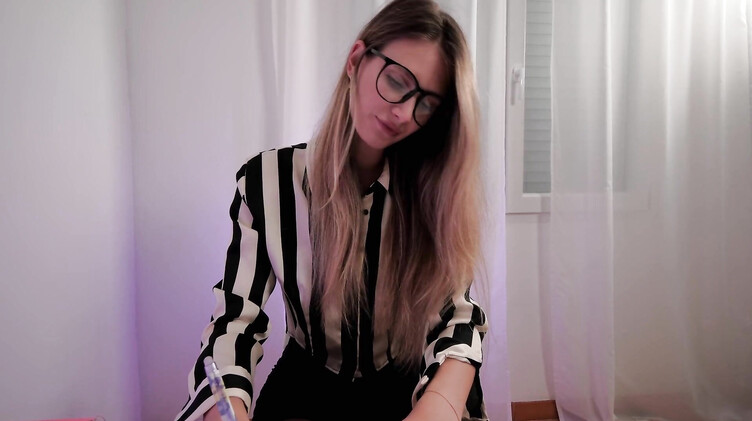 Вибратор: Русская психолог в чулках показывает мастер-класс по подготовке к первому аналу