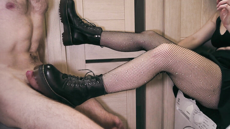 Кончает на подошву после дрочки члена ногами в ботинках