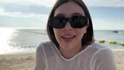 русская красотка снимает незнакомца на пляже