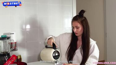 Напросилась на член с финалом в гандон, пока парень на работе