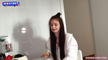 Напросилась на член с финалом в гандон, пока парень на работе