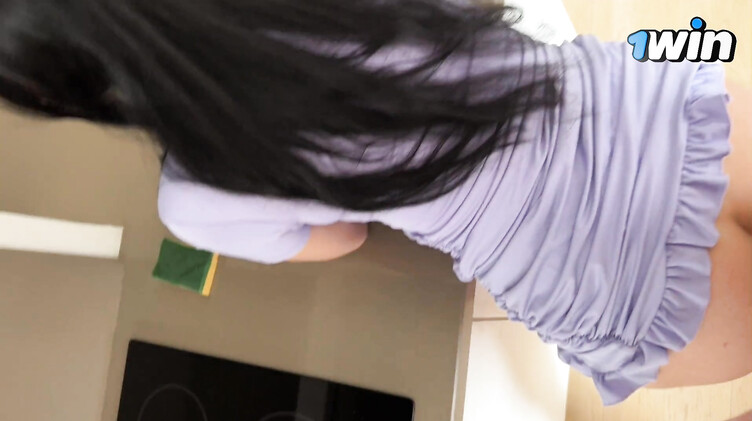 Убиралась на кухне, пока не оказалась на члене пасынка