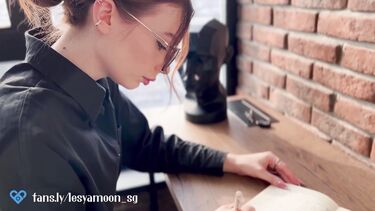 Натягивает киску замужней сотрудницы, пока та на телефоне с мужем