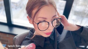 Натягивает киску замужней сотрудницы, пока та на телефоне с мужем