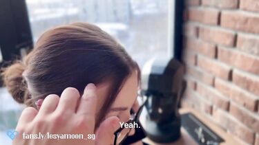 Натягивает киску замужней сотрудницы, пока та на телефоне с мужем