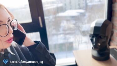 Натягивает киску замужней сотрудницы, пока та на телефоне с мужем