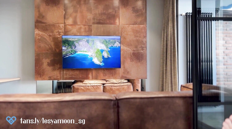 Натягивает киску замужней сотрудницы, пока та на телефоне с мужем