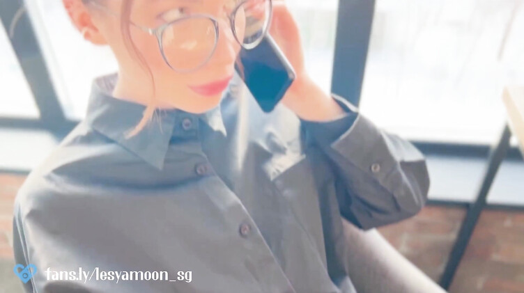 Натягивает киску замужней сотрудницы, пока та на телефоне с мужем