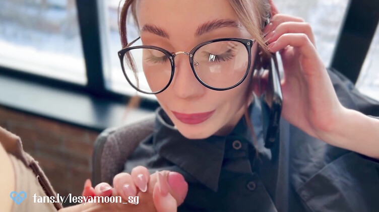 Lesya Moon: Натягивает киску замужней сотрудницы, пока та на телефоне с мужем