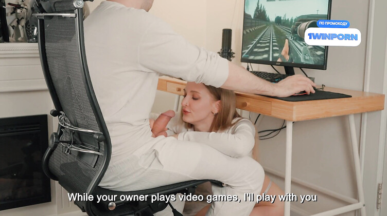 Получила сперму геймера в пизду, отвлекая от игры отсосом