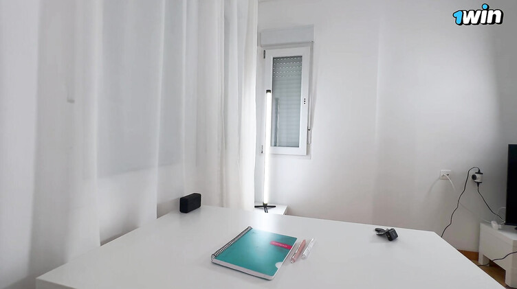 Студентка исправляет плохую оцену делая преподу минет от первого лица