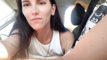 horny69rabbits: Брюнетка сосет член в машине на полном ходу и получает сперму в рот