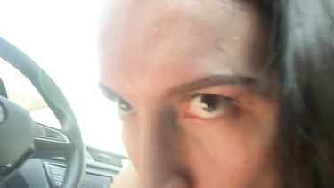 Брюнетка сосет член в машине на полном ходу и получает сперму в рот