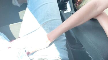 Брюнетка сосет член в машине на полном ходу и получает сперму в рот