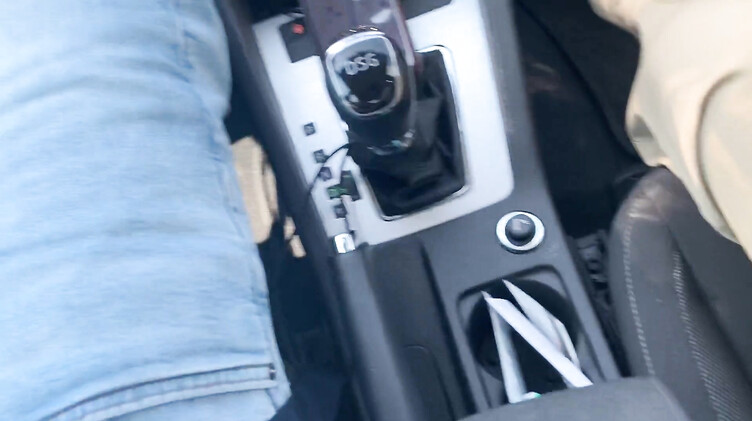 Брюнетка сосет член в машине на полном ходу и получает сперму в рот