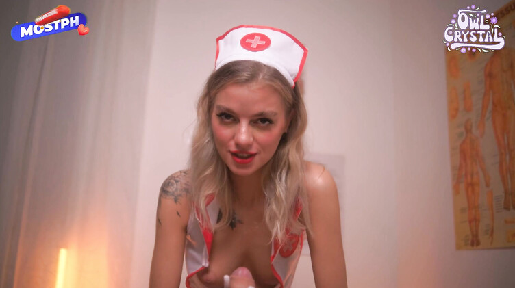 Медсестра в резиновых перчатках дрочит и посасывает член