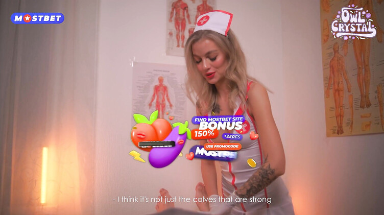 Медсестра в резиновых перчатках дрочит и посасывает член