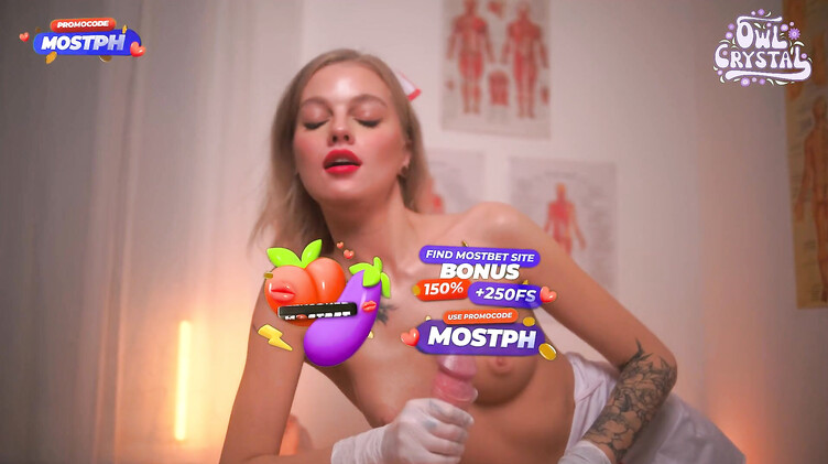 Медсестра в резиновых перчатках дрочит и посасывает член