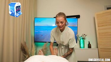 Клиент с большим членом трахнул замужнюю массажистку на спортивном массаже ног