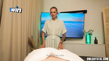 Клиент с большим членом трахнул замужнюю массажистку на спортивном массаже ног