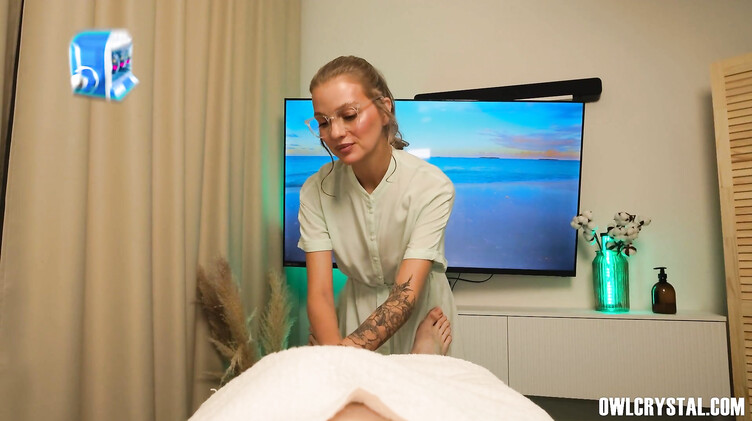 Клиент с большим членом трахнул замужнюю массажистку на спортивном массаже ног