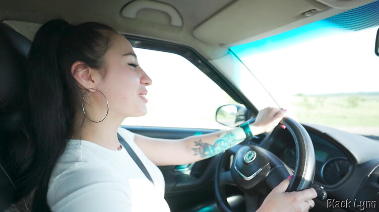 Девушка подвезла женатика и взяла оплату натурой