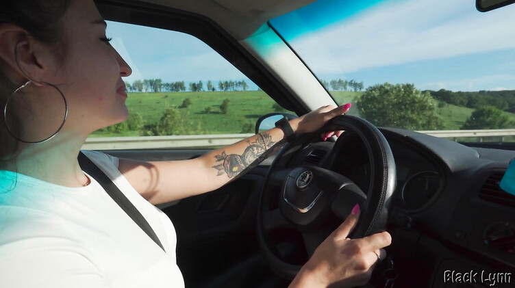 Девушка подвезла женатика и взяла оплату натурой